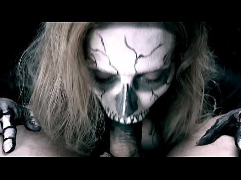 ❤️ Demoniška mergina čiulpia varpą savo juoda burna ir ryja spermą. Super porno prie mūsų ❤